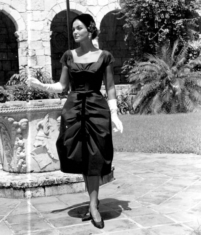 Women in the 1950 in a formal dress